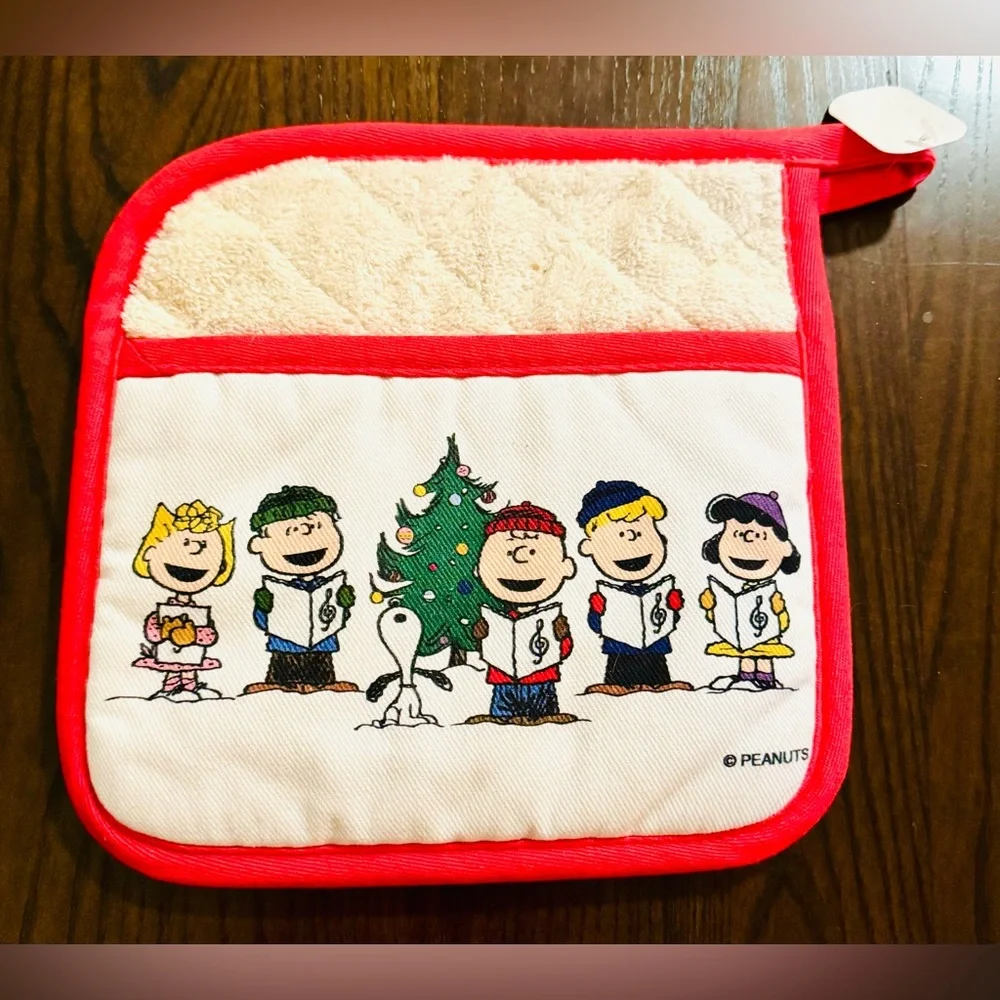 NEW Williams Sonoma Peanuts Snoopy kitchen towel & potholder Christmas holiday